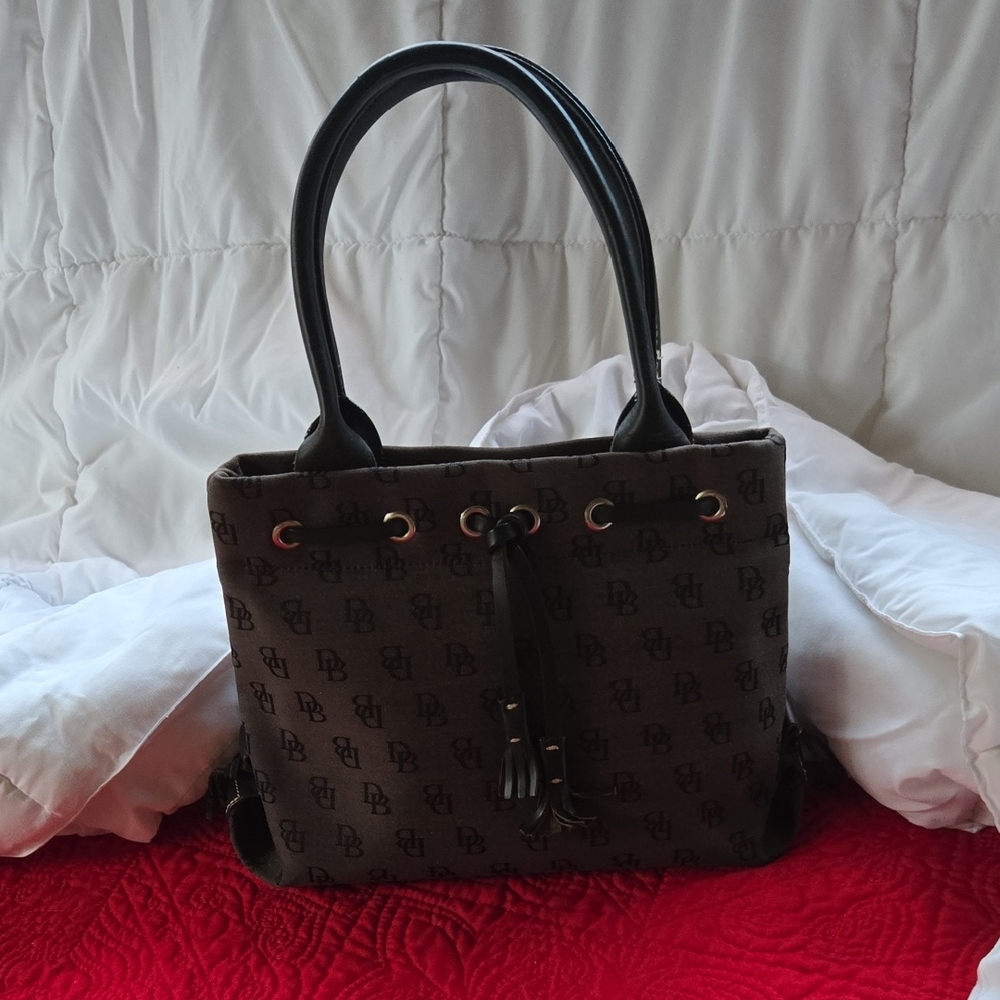 Vintage Dooney Signature Canvas Shoulder Bag 10"x8"    (#82)